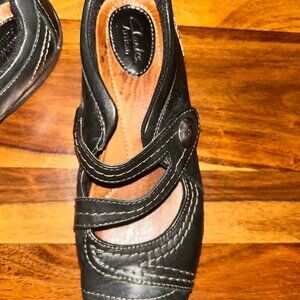 Black closed toe; clark brand; size 7½